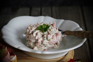 Jak udělat pařížský salát? Tento retro salát s oblibou mažeme na chlebíčky