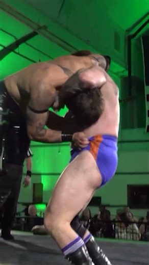 Derek Neal is scheduling dentist appointments for his opponents with this Knee to the face!