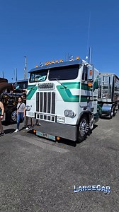 @Larry Vanlandingham had this beautiful Freightliner at the 75 Chrome Shop Show #largecarmag | Largecarmag