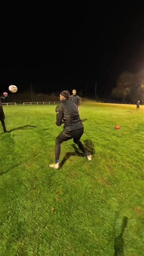 🧤 | « 𝘿𝙧𝙤𝙞𝙩𝙚 - 𝙂𝙖𝙪𝙘𝙝𝙚 » 𝙖𝙫𝙚𝙘 𝙅𝙪𝙡𝙞𝙚𝙣 𝙋𝙚𝙩𝙞𝙩 ! Jeudi dernier, en fin de séance, c’était le traditionnel « droite - gauche ». Découvrez le en images, avec Julien Petit ! | Académie des gardiens by Jc Colard