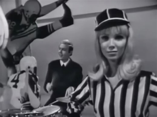 The Hollies 1965 - Look Through Any Window ... 🎶 Let the music play: https://goldenoldies.dohimusic96.com/the-hollies-look-through-any-window-buy-more?utm_source=facebook&utm_medium=reel&utm_campaign=goldenoldiesgreatesthits | Golden Oldies Greatest Hits