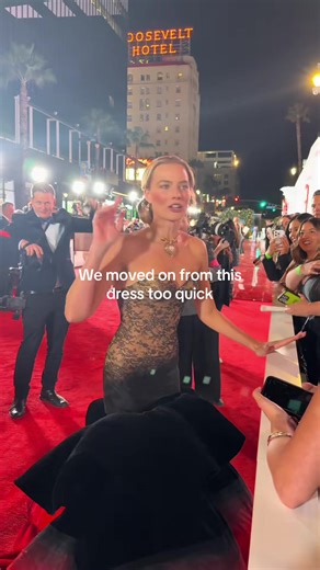 The lace, the corseted back, the red hem?? Margot Robbie won 📸: @Life in LA 🇺🇸 #margotrobbie #fashiontiktok #wutheringheights #stylist #redcarpet