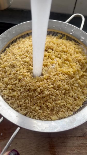 TURKISH BULGUR PILAF RECIPE Bulgur is a nutritious and easy whole grain that works as a great replacement for brown rice or quinoa if you’re trying to switch things up. You can make plenty ahead of time to enjoy in various forms throughout your week Active Time 5 Mins Total Time 30 Mins Ingredients Handful of vermicelli rice (to give it colour) 3 1/2 cups water 3 cup uncooked bulgur 2 teaspoons olive oil 3/8 teaspoon salt Unsalted butter HOW TO MAKE BULGUR PILAF 1. Heat the olive oil in a pot ov