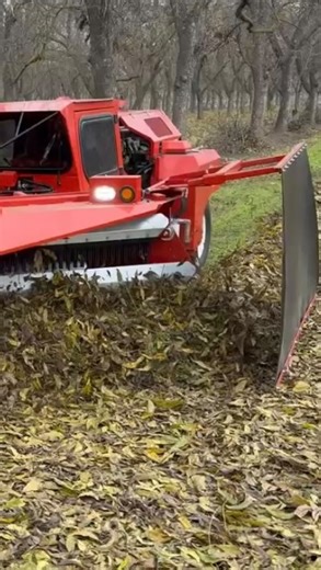 The Flory 34 Series Sweeper features a right-to-left sweeping design for improved operator comfort and operating efficiency. Growing together for 90 years. #GoFlory #Flory #34SeriesSweeper #Sweeper #OnGroundHarvestSolutions | Flory Industries