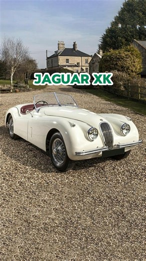 El Jaguar XK120, lanzado en 1948, fue el coche de producción más rápido de su época, alcanzando 193 km/h. Fue producido hasta 1961 y su diseño aerodinámico y elegante combina deportividad con estilo. Los modelos posteriores, XK140 y XK150, mantuvieron esta esencia mientras introducían mejoras en comodidad y tecnología, como frenos de disco en las cuatro ruedas y opciones de motores más potentes. El motor de seis cilindros en línea con doble árbol de levas en cabeza, generaba potencias de 160 a 2