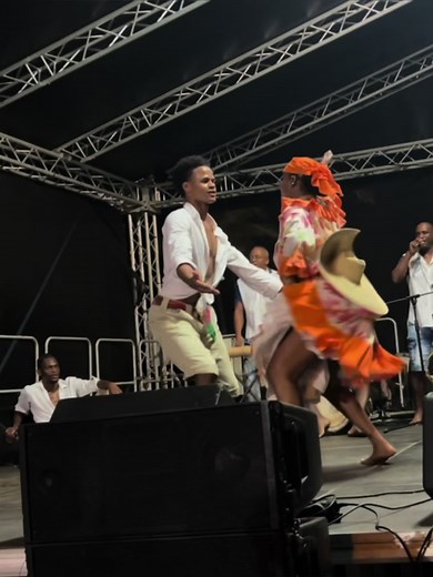 T’aimerais plus de vidéos de notre tradition martiniquaise?! Alors abonne-toi pour en voir plus☺️ With :@Ballet Exotic #fyp #foryou #pourtoi #pourtoii #antilles #972 #tradition #danse #transition #martinique #bélè #capcut #video #guadeloupe #guyane #hexagone #dansetraditionnelle #dancer #dance #clothes #outfit