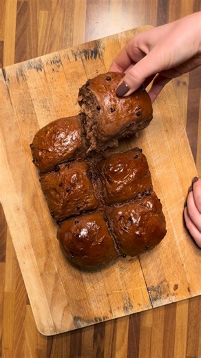 Zizzo’s Bakery 🍰👩🏻‍🍳 on Instagram: "Pan brioche al cacao 🥐✨🍫 INGREDIENTI: -400g di farina 00 -200g di latte -80g di zucchero -1 uovo -1 cubetto di lievito di birra fresco -30g di burro -40g di cacao amaro in polvere -gocce di cioccolato a piacere Per spennellare: 1 tuorlo e un cucchiaio di latte. LIEVITAZIONI: Una volta formata la vostra palletta, copritela e lasciate lievitare per due ore. Formate poi le palline, disponetele sulla teglia e coprite un’altra volta, lasciandole lievitare fin