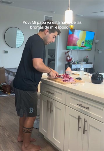 Camila Bustos (@camilabustosc)’s video of broken tv screen prank on dad