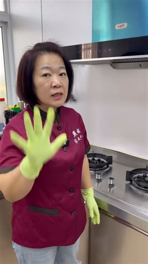 HouseHackDaily on Instagram: "Oil Collection Box Cleaning: How to clean the thick grease inside the oil collection box? Sister Yan teaches you a trick to easily remove it! #OilRemoval #OilCollectionBox #KitchenCleaning #Cleaning #LifeHacks"
