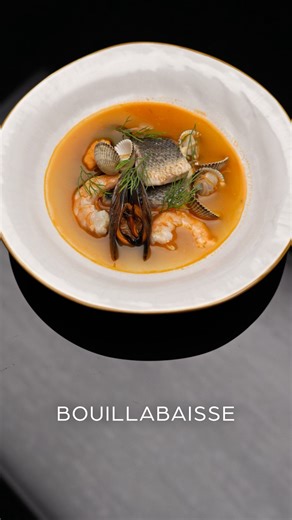 Bouillabaisse Aromatisch, kräftig und voll mit Meeresfrüchten: Diese Bouillabaisse bringt mediterranes Flair auf den Teller! Mit gerösteten Krustentieren, zartem Fischfilet und frischem Dill ist sie ein echter Genuss – ideal für ein leichtes, aber raffiniertes Frühlingsgericht. ⸻ Zutaten Für die Suppe: • 200 g Garnelen (mit Schale) • Fischgräten und -köpfe • Olivenöl • 2 Schalotten • 1 kleiner Fenchel • 2 Knoblauchzehen • Safran • 1 TL Cayennepfeffer • 1 Zitrone • 1 EL Tomatenmark • 2 Tomaten • 