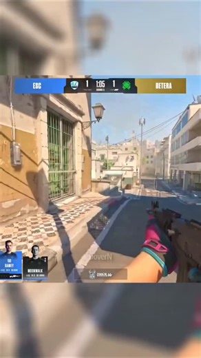 cs2.jokes on Instagram: "1997년 개봉한 영화 Titanic은 잭과 로즈의 운명적인 사랑을 통해 비극 속에서도 오래 남는 감정의 깊이를 보여주는 작품입니다. 화려한 연출보다 인물의 감정에 더 집중한 제임스 카메론 감독의 스타일은 지금 다시 봐도 묘하게 가슴을 울리죠. 배가 침몰하는 장면이 아닌, 두 사람이 서로를 바라보던 순간들이 더 강하게 기억에 남는 영화이기도 합니다.이 감정을 완성해주는 곡이 바로 셀린 디온의 *“My Heart Will Go On”*입니다. 처음 들으면 잔잔한데, 어느 순간 자연스럽게 가슴이 벅차오르는 느낌을 줍니다. 특히 후반부의 고조되는 보컬은 영화 속 잭과 로즈의 마지막 장면과 겹쳐지면서 괜히 마음이 서늘해지기도 하고요. 많은 분들이 “이 노래가 나오면 왜 그 장면이 자동으로 떠오르는지 모르겠다”고 말하는데, 그만큼 영화와 음악이 자연스럽게 얽혀 있는 곡입니다.1998년 아카데미 주제가상을 비롯해 여러 상을 휩쓴 건 단지 인기 때문만