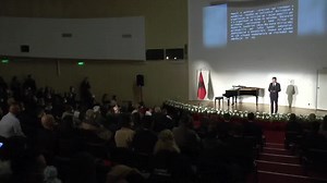 Fjalimi në tubimin përkujtimor, pas homazheve te varri i Astrit Deharit, me rastin e pesë vjetorit të mbytjes në burg: E dashura nëna Xhemile, axha Avni, Të dashura Arta e Albana, Blin e Lum, Të dashur aktivistë, Të nderuar miq, Sot, në këtë tribunë përkujtimore, dëshiroj t’ju drejtohem disi ndryshe. Përherë ne duam që dëshmori të jetë aty kur të vij rezultati i asaj historie që ai vetë e ka përcaktuar. Të jetë aty për të na përshendetur e për ta përshëndetur. Aty shprehet më fuqishëm ajo natyrë