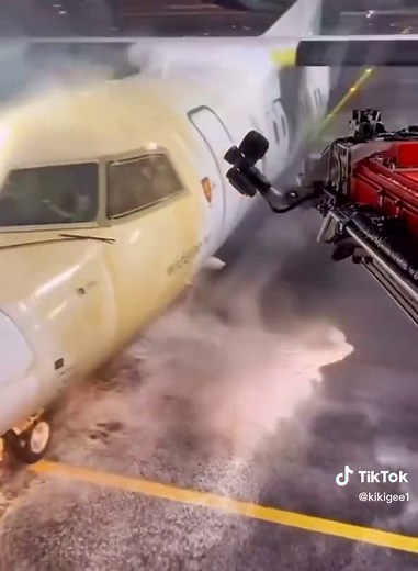 Airplane Washing: How Do Airlines Clean Their Aircraft?