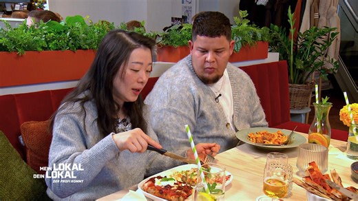 Küchenwechsel: Teying schaut nun für den Hauptgang im "Pizza & Stein" vorbei. Hier ist sie begeistert von Koch Benedikts Leidenschaft. und Erklärkunst. Was sie wohl zum Essen sagen wird? #MeinLokalDeinLokal 😁📺 „Mein Lokal, Dein Lokal“ – Montag bis Freitag um 17:55 Uhr, bei Kabel Eins oder kostenlos streamen auf Joyn. | Mein Lokal, Dein Lokal