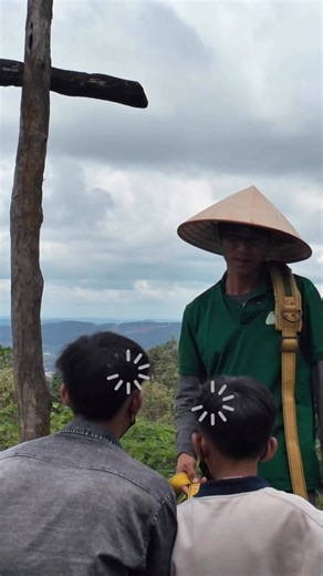 7.7M views · 146K reactions | tiếp tục serial anh nhân viên xích đu vui tính ở Cao Nguyên Hoa, Khi nhân viên doạ trẻ em khóc  #reviewdalat #dalat #tiktoktravel #chill #caonguyenhoadalat #greenlineluge #truotxe #xetruot #fypシ #khoinghihe #viralvideoシ #videohaihuoc #videoviralシviralシ2025 #dalatswing | Cao Nguyên Hoa Đà Lạt | Facebook