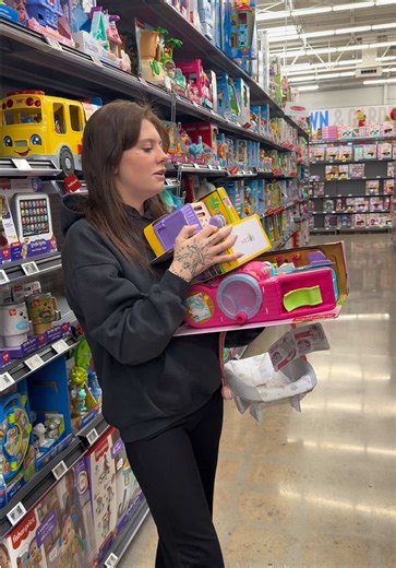 Sorry for the lack of posting. Pregnancy is kicking our butts 😅 #saramovedin #auntlife #littlesister #auntie