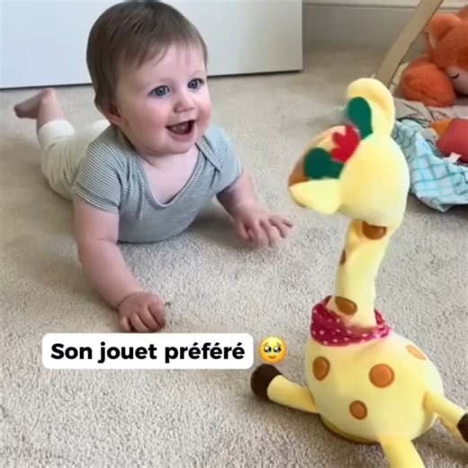 Lespetiots.com on Instagram: "🦒🎵 Découvrez la peluche qui fait chanter, danser ET parler votre enfant ! Plus qu'un simple jouet, notre Girafe Musicale est un véritable compagnon d'éveil. Douce et moelleuse, elle deviendra vite le doudou préféré de votre bébé. ✅ 10 chansons intégrées pour développer son oreille musicale ✅ Répète tout ce que vous dites pour l'aider à prononcer ses premiers mots ✅ Danse en rythme pour des heures de rires et de jeu Recommandée pour l'éveil sensoriel et le développ