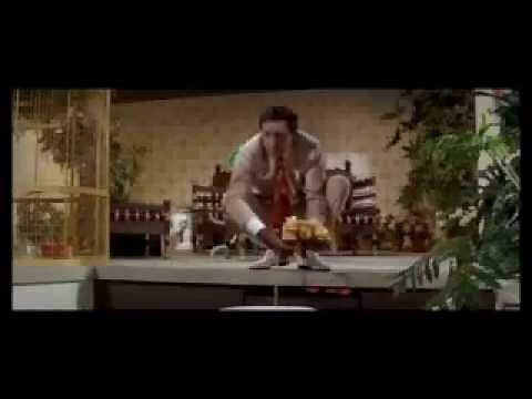 EL GUATEQUE (THE PARTY) - PETER SELLERS - Escenas del lorito y del cuadro de mandos.