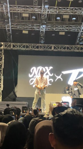 Ga bisa liat @Tepe main drum, tapi bisa liat dia sama @NDX AKA nyanyi kimcil kepolen sambil joget😁😍 #levelupfest #ndxaka #tepe #tepeacu