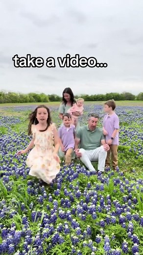 DIY Family Photography tips and tricks Outdoor family photo ideas Family posing hacks #frugalmom