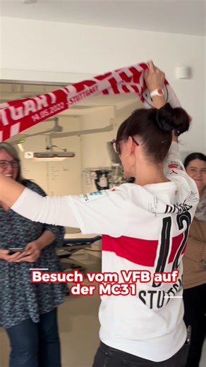 Klinikum Stuttgart on Instagram: "Der @vfb zu Besuch auf der Kinderonkologie hier am Klinikum Stuttgart!⚽️ Hoher Besuch auf der Station MC31 im Olgahospital - @atakarazor Kapitän des Vfb Stuttgart, sowie deren Maskottchen @fritzlevfb sorgen bei Klein und Groß für Aufregung. Bei einer Fragerunde, Torwandschießen und einer Autogrammstunde sorgen die beiden mal wieder für Begeisterung. Und Geschenke gab es natürlich auch!🎁 Eben passend zur Weihnachtszeit 🎄 Wir bedanken uns herzlich beim VfB und a