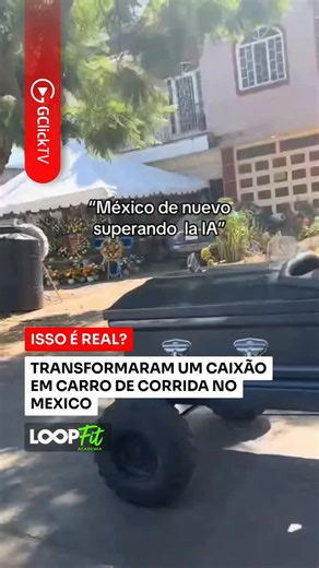 Gclick Tv | Portal de entretenimento on Instagram: "ISSO É REAL? Transformaram um caixão em carro de corrida no Mexico. 🇲🇽 Um vídeo inusitado chamou a atenção nas redes sociais nesta semana. As imagens mostram um caixão adaptado como veículo circulando pelas ruas do México. ⚰️ A gravação foi feita de dentro de outro automóvel em uma avenida de Valle de Juárez. O “caixão motorizado” aparece acelerando como se fosse um carro esportivo ou quadriciclo. 🚗💨 A cena surpreendeu pela criatividade e p