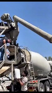 Why put ice in concrete mixer trucks? Though it seems odd, it’s a professional temperature control method on hot construction sites. When cement and water mix, a chemical reaction called hydration occurs, releasing a lot of heat. In summer, especially above 30°C, concrete can overheat. High temperatures cause it to set too early, lose fluidity, and even crack due to uneven internal heat—affecting structural quality. In hot regions like the Middle East and Southeast Asia, cooling is essential. Ic