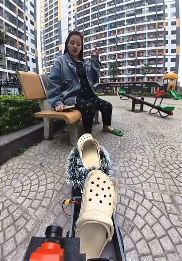 Câu Chuyện Tặng Dép Mới Ngày Ấy 😂