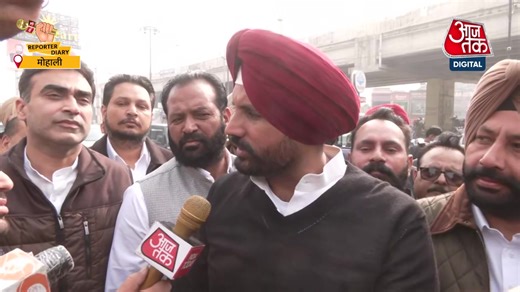 MGNREGA को लेकर पंजाब कांग्रेस का प्रदर्शन, Amarinder Singh Raja Warring ने केंद्र सरकार पर साधा निशाना पंजाब कांग्रेस ने MGNREGA को लेकर मोहाली के खरड़ में जोरदार प्रदर्शन किया। प्रदर्शन का नेतृत्व पंजाब कांग्रेस अध्यक्ष अमरिंदर सिंह राजा वड़िंग ने किया। इस दौरान वड़िंग ने MGNREGA की जगह नए VB G RAMG कानून को लाने के फैसले को गरीबों के साथ घोर अन्याय बताया। राजा वड़िंग ने कहा कि यह कदम गरीबों, दलितों, आदिवासियों, पिछड़े वर्गों और महिलाओं के अधिकारों पर सीधा हमला है। उन्होंने आरोप लगाया कि नए का