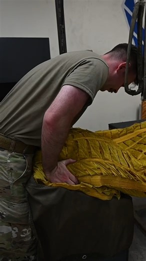PACKING DRAG PARACHUTE B-52 STRATOFORTRESS