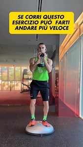 🏃‍♂️ GOBLET SQUAT SU BOSU: UN MUST PER I RUNNER Se corri e vuoi più velocità, più controllo e meno infortuni, questo esercizio non può mancare nei tuoi allenamenti. Il Goblet Squat su Bosu unisce forza equilibrio stabilità: ✔ attiva in profondità glutei e quadricipiti ✔ rinforza core e muscoli stabilizzatori di anca, ginocchio e caviglia ✔ migliora la propriocezione, fondamentale nella corsa ✔ rende l’appoggio del piede più sicuro ed efficiente 👉 Perché è perfetto per i runner? Un runner forte