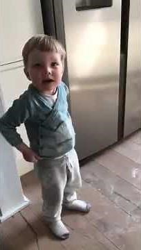 kleiner Junge backt Kuchen fur die Oma