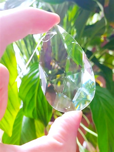 Attrape-soleil (moyen) 6.99$ Cristal de quartz, haute qualité, multi-facettes, 63mm. dpssoboutique.com #shopify #cristal #quartz #quartzcrystal #suncatchers