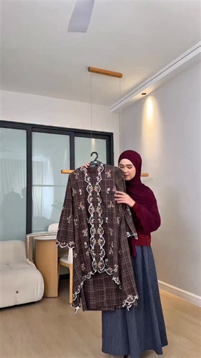 RAYYAN HAYA’ on Instagram: "Thalita Kebarung in RM189.90 je dkt rayyanhaya.com 😍 Dkt plateform lain tu — terserah 🤣 Nak jimat beli dkt web okii? Classic Kebarung, redefined in soft stripe cotton with refined beading accents & embroidery 💕 Sesuai untuk pagi Syawal hingga ke open house. #RHRaya2026 awak mencari warna apa? 😘👇🏻 Emerald Green kita ada raya ni.. Black pulak takkan tak ada kan? 15 warna in total ❤️ Bringing back the best seller series, in new upgraded version.. Assalamua’laikum T