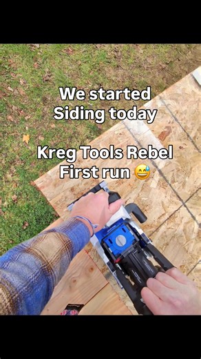 Started siding with LP SmartSide and tried out the new Kreg Tools Rebel pocket hole machine. I rate it “extra medium” 😂 It’s like a Foreman shrunk down to handheld size — a little awkward at first but maybe I’ll warm up to it. Kenny immediately tried to use it upside down so that didn’t help 🤦‍♂️ Big thanks to @toolnut for hooking us up with the Rebel! #KregTools #Toolnut #LPSmartSide #CarpenterHumor #JobsiteComedy #BlueCollarCrew #HoldMyBeerRenovation #KennyCam #BuilderLife #JLGCarpentry #Fra