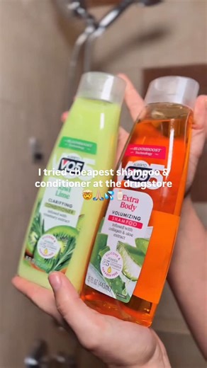 Audrey Victoria on Instagram: "ok so i grabbed the cheapest shampoo and conditioner at the drugstore just to try it and i’m genuinely annoyed at how good my hair felt. the vo5 clarifying shampoo has both sles AND sls so it actually strips everything. my hair was squeaky clean. and the conditioner does not have silicones but somehow still made my hair smooth?? it does have cationic conditioners like stearalkonium chloride and cetrimonium chloride that smooth the cuticle without weighing anything