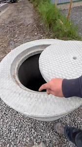 ▶️ Le puit est en marche !! Cette semaine nous avons finis d’installer la cuve de récupération d’eau de pluie et le puit perdu ! ✅ Et ça commence déjà à filtrer ! Bon pour les économies et surtout pour la planète 🌎 On devrait tous avoir un système comme ça pour les toilettes et le jardin déjà. 🏡🍀🌳 Ici c’est une cuve en béton de 4000 litres et 2 buses en béton de diamètre 80cm sur 1m de haut, le tout relié à la future toiture. L’aventure continue avec ce projet que l’on a hâte de vous présent