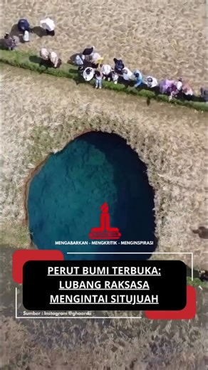 JAKARTA TIME on Instagram: "Fenomena sinkhole raksasa yang tiba-tiba menganga di Situjuah, Sumatra Barat, menggegerkan warga dan jadi peringatan keras: alam tak pernah diam. Di balik tanah yang terlihat tenang, ada kekuatan besar yang terus bergerak. Riset, kewaspadaan, dan kesadaran bersama adalah kunci agar ruang hidup kita tak berubah jadi ancaman. #JakartaTime #SinkholeSitujuah #LubangRaksasa #AlamTakPernahDiam #FenomenaAlam #WaspadaBencana #SumatraBarat"