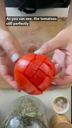 KNIFE SKILLS | How to chop a tomato