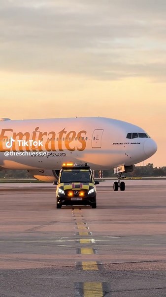 Sunset Vibes: Captivating Airplane Experience