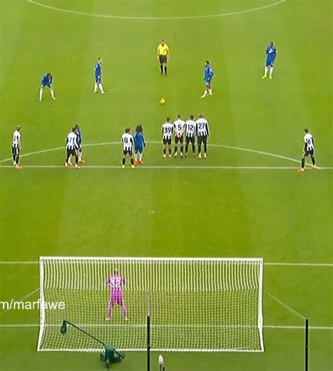 @shakhronic on Instagram: "What a goal🥶 日本利用压电瓷砖将脚步转化为电能。这些瓷砖捕捉来自你脚步的动能。当你行走时，你的重量和动作会对瓷砖产生压力。瓷砖会轻微弯曲，从而产生机械应力。瓷砖内部的压电材料将这种应力转化为电能。每一步都会产生少量电荷，而数百万步结合在一起就能产生足够的电力来驱动 LED 灯、数字显示屏和传感器。在像涩谷车站这样繁忙的地方，每天大约有 240 万个脚步为这一系统作出贡献。这些电能可以被储存或立即使用，从而减少对传统电力来源的依赖，并支持可持续的城市基础设施。这种方法将日常运动转化为实用的可再生能源 #日本 #知识 #事实 #你知道吗 #推荐 #科技 #创新 #历史 #技术 #实验 #热门"