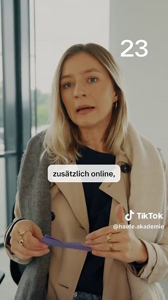 Ob Jana es schon bereut, sich für TikTok bereiterklärt zu haben? Wir geben ihr auf jeden Fall 10 von 10 Punkten für die Erklärung von 'Blended Learning'.🏅 Hier nochmal die vollständige Version zum Nachlesen: Blended Learning kombiniert Phasen von Lernen am Computer und persönliche Treffen, damit alle flexibel lernen können und der Austausch trotzdem nicht zu kurz kommt. Im Unterschied dazu lernen beim Hybrid Learning alle gleichzeitig, egal ob vor Ort oder online zugeschaltet. #blendedlearning 
