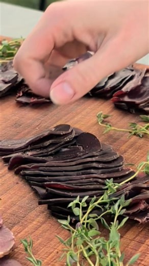 12 reactions | Torkat lättrökt renkött från Arvidsjaur! - Snabb leverans i hela Sverige - Underbart gott som tilltugg - Begränsat laget - Först till kvarn! Vår mest sålda viltdetalj är ett otroligt gott tilltugg med en härligt djup rensmak. Det är givetvis torkat på traditionellt samiskt vis i Arvidsjaur. Testa och njut av en genuin norrländsk delikatess. | Swedish Wild | Facebook