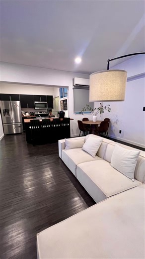 Vedado y más. Sólo oportunidades|inmobiliaria|realtor on Instagram: "‼️Vive en el ❤️ del Vedado‼️ ✨Oportunidad de lujo🔑RENTA LINEAL✨ ✅ DISPONIBLE ✅ Precio💰1500 usd mensual ¿Buscas comodidad, ubicación privilegiada, apartamento totalmente remodelado y equipado? Este acogedor apartamento tiene todo lo que buscas. 👉🏻Cercano a📍Línea y G en un piso alto de edificio con ascensor y 🚘 garaje. Se distribuye en ⬇️ 🌤️ Balcón con vistas al mar y la ciudad. 🛋️🍴sala-comedor 👩🏻‍🍳 cocina abierta con