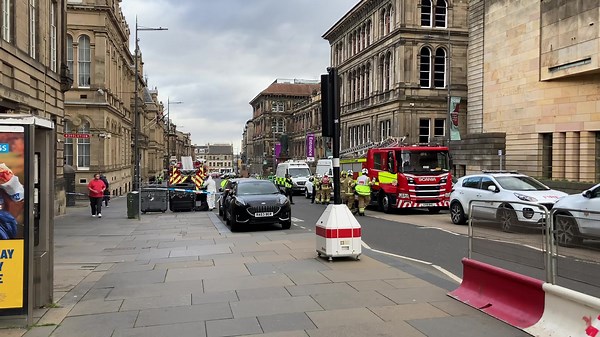 🔴 Police, fire and ambulance crews have descended on a city centre street amid an ongoing bomb scare. Chambers Street has been closed off following reports of an unidentified package, with traffic being diverted by officers at the scene. | Edinburgh Evening News