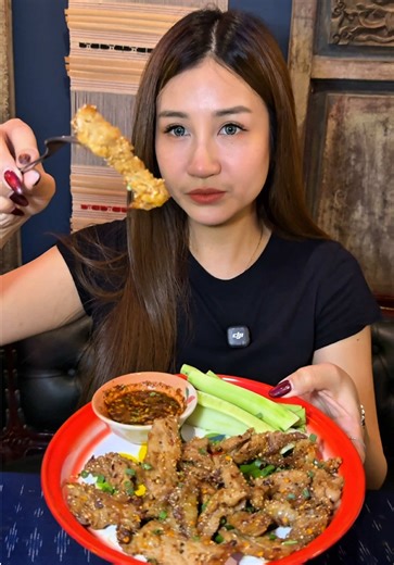 เสือคลุกฝุ่นกับน้ำจิ้มแจ่ว คือที่สุดของแซ่บซอดแจ้ง🔥 โทร095-167-7999/02-254-4881 Location : สุขุมวิท ซอย 8 #แซ่บซอดแจ้ง #แซ่บซอดแจ้งสุขุมวิท8 #ของอร่อยสุขุมวิท #อาหารอีสาน #เมนูพื้นบ้าน