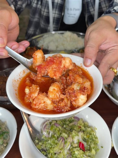 မန္တလေး-ပြင်ဦးလွင်လမ်းမပေါ် အုန်းချောရွာက Bless အဒေါ်တစ်ယောက်လို ခင်မင်ရတဲ့ အန်တီနုတို့ ထမင်းဆိုင်မှာ သွားစားမယ်😋❤️ 🍃ဆိုင်နာမည်ကတော့ အားမာန်သစ်(၂)ပါတဲ့ ဟင်းအမယ်ကတော့ စုံသလားမမေးနဲ့ ထမင်းဟင်းပုံစားတစ်ပွဲ(၄၅၀၀)ကျပ်ပါ Vlog လေး အဆုံးထိကြည့်ပေးနော် 🥰 #Bless #foodblogger #မန္တလေးပြင်ဦးလွင်လမ်း #အုန်းချောရွာ #မြန်မာထမင်းဆိုင်