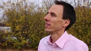 Bastien Confino transforme une bouteille en PET en fusée pour expliquer le principe d'action-réaction. Et ça marche plus que bien! CQFD 🚫 Expérience effectuée dans un milieu sécurisé avec des professionnels. A ne pas reproduire ! | RADIO TELEVISION SUISSE (RTS)