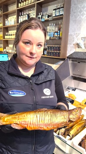Die Müritzfischer on Instagram: "Fisch ist gesund & lecker 😋! Unsere liebe Kollegin Jessi vom @fischkaufhaus empfiehlt daher unseren #Saibling. Ob frisch oder geräuchert - als besonderes Highlight in Verbindung mit dem selbstgemachten Tomaten-Chutney ein echtes kulinarisches Highlight 🫶. #müritzfischer #fisch #fischkaufhaus #fischerei"