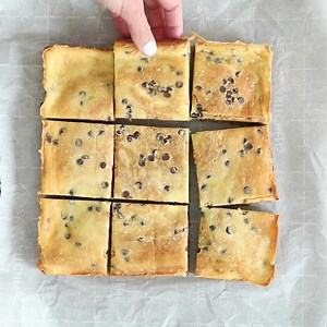 These chocolate chip gluten free cheesecake blondies have the chew of a blonde brownie with a hint of the creamy texture of a perfectly baked cheesecake. The perfect alternative to brownies! | Gluten Free on a Shoestring